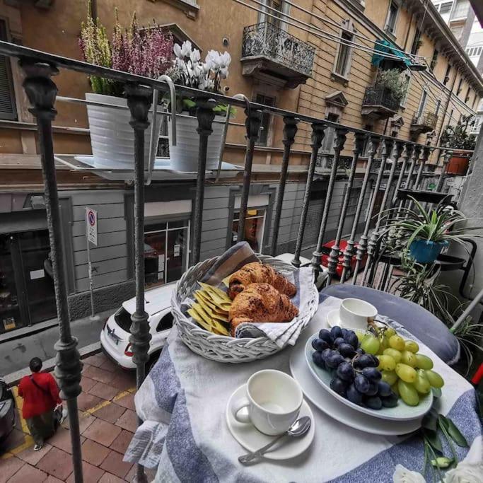 Intero Su Via Tortona-darsena-navigli * Milán